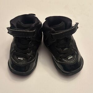 Kids Black Team Jordan sneakers